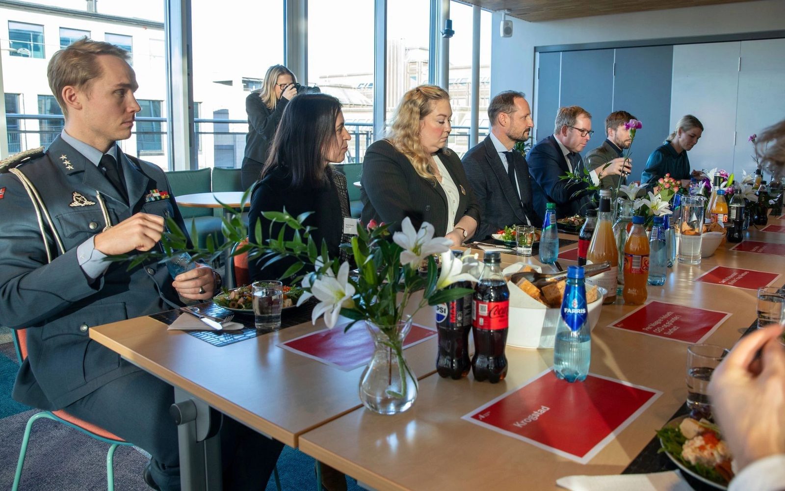 Crown Prince Haakon at the table with founders and hosts at the event arranged by Investinor and Innovation Norway