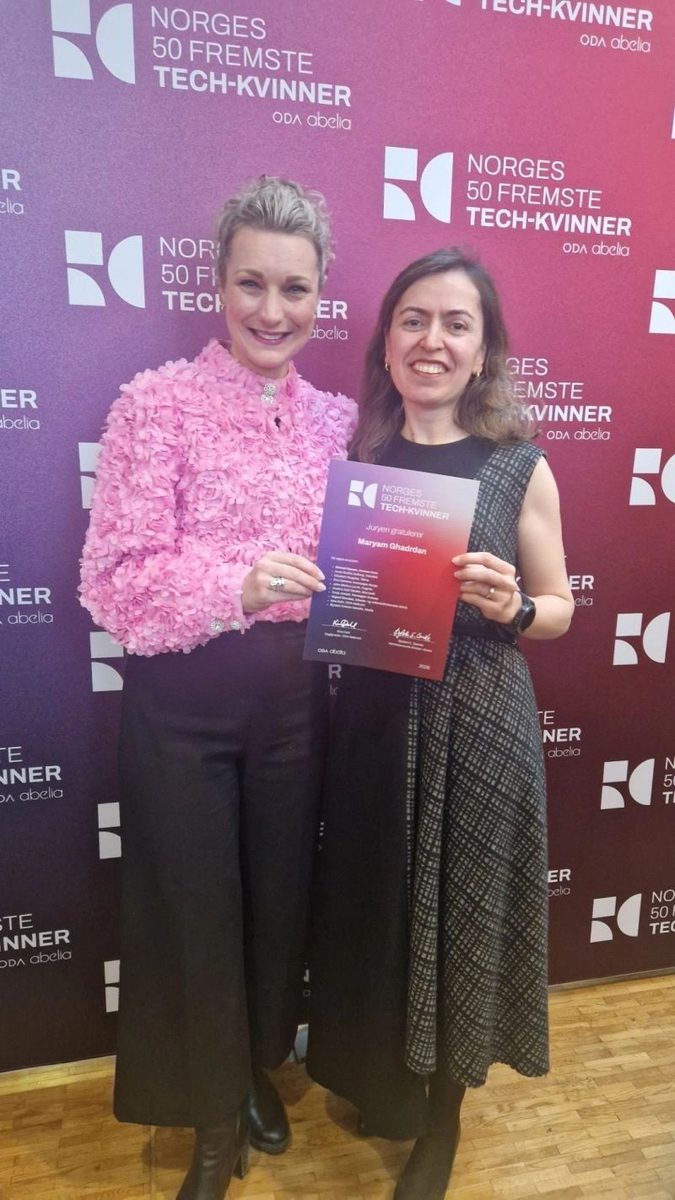 Maryam Ghadrdan, right, holding her Norges 50 fremste tech-kvinner 2026 certificate